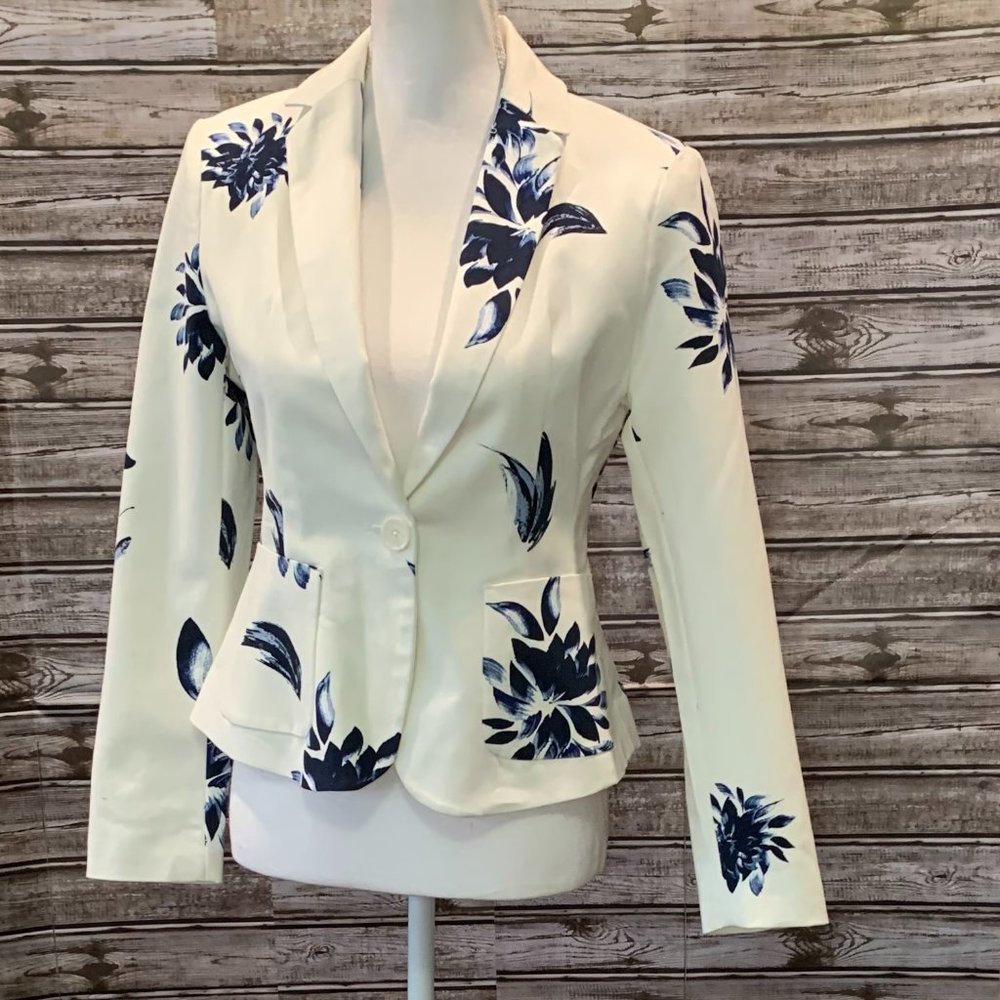 SIMPLY STYLED White & Blue Floral Blazer